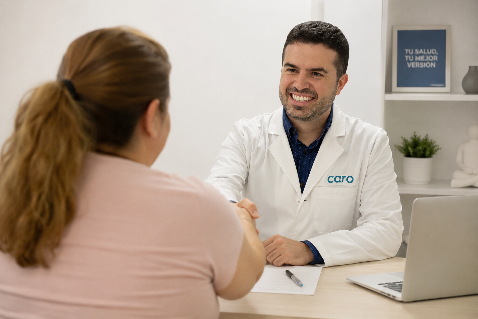 Dr. Juan Caro mostrando cercanía y trato humano en consulta